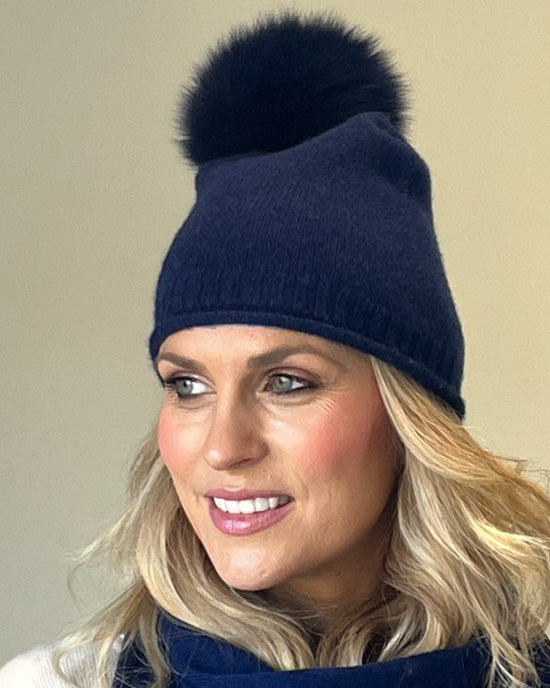 Navy beanie w faux fur pom pom